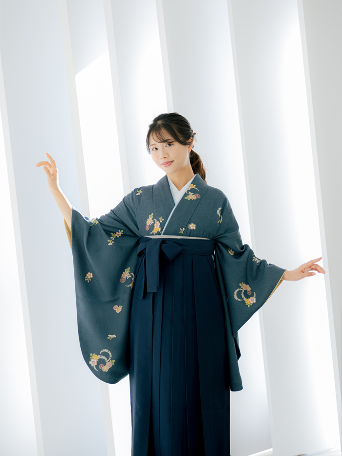 後ろ姿の女性教員