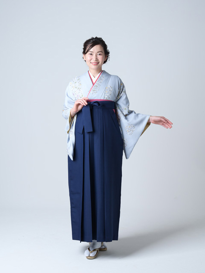 卒業袴姿の背の高い女性
