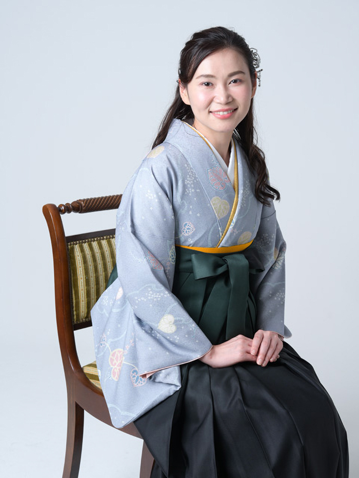 卒業袴で嬉しそうな笑顔の先生