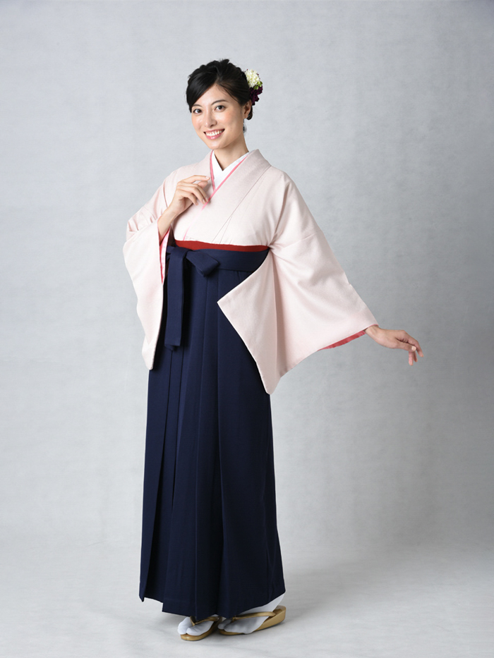 卒業袴姿の女性教員の全身