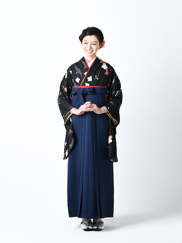 卒業袴姿の背の高い女性