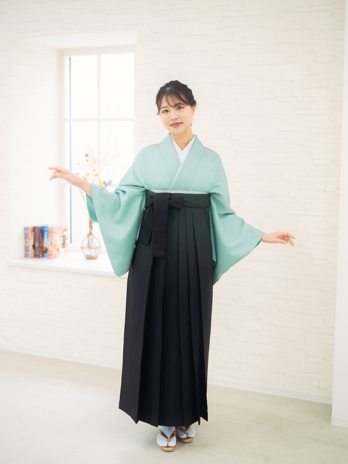 卒業袴で嬉しそうな笑顔の先生