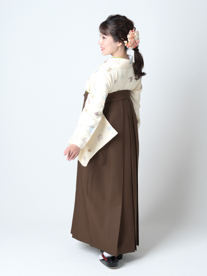 後ろ姿の女性教員